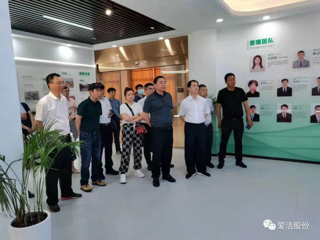 Xu Hualin, daglig leder for Hubei Huaqiang Chemical Industry Group, og hans p...